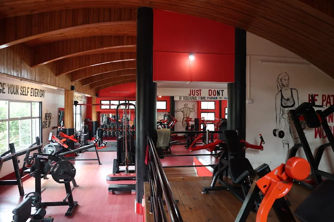 Nongmysong branch: upper training floor with arched wooden ceilings, windows and strength equipment